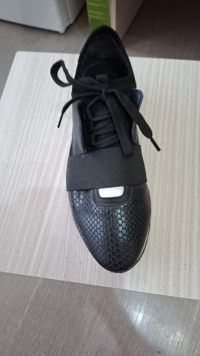 Продам кожаные кроссовки 38 размер