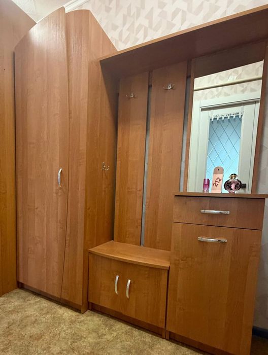 Продам шкаф прихожую с зеркалом