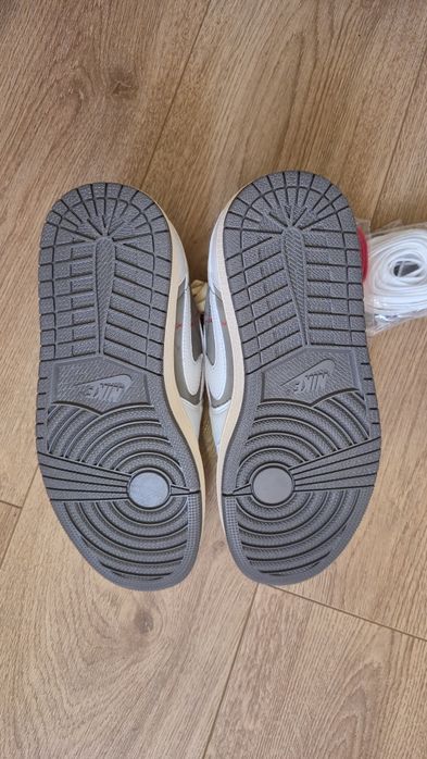 Jordan
x Travis Scott Air Jordan 1 Low OG "Reverse Mocha" sneakers