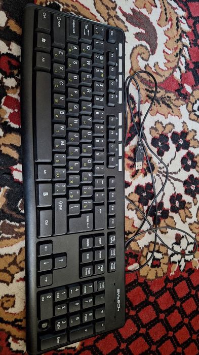 Комплект: монитор, кейс от ПК и клавиатуры