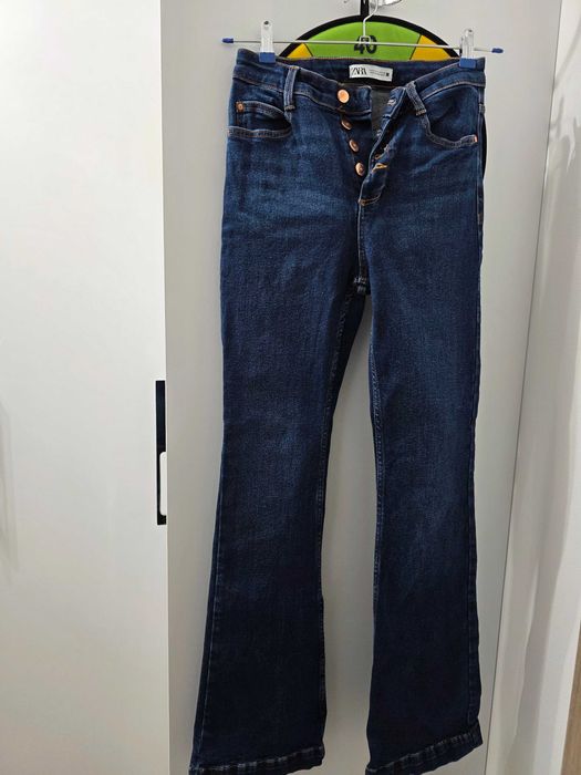 Blugi albastri evazati Zara