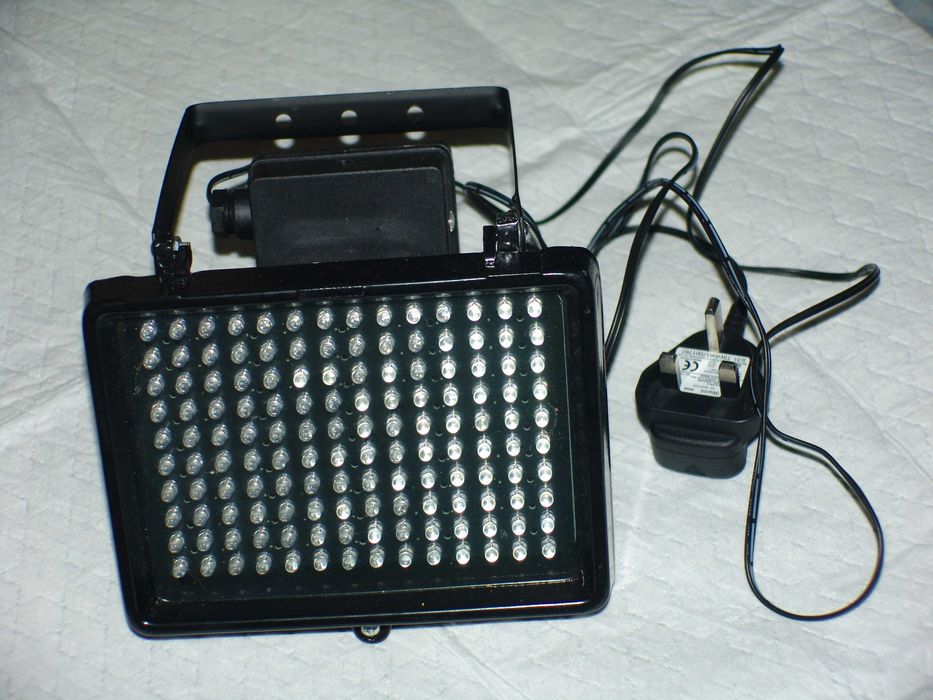 Lanpa inflarosu cu 140 de LED pentru CCTV