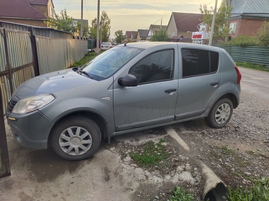 Продам автомобиль Рено Сандеро 2010