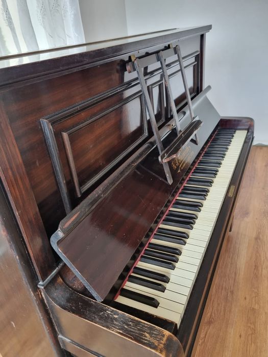 Pianina G. S. Bosworth 130, London Road LEIGESTER