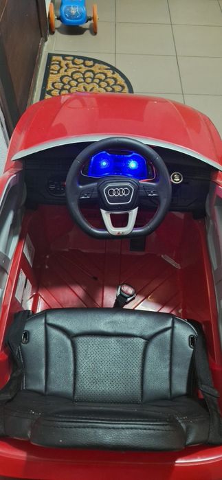 Masinuta electrica audi q8