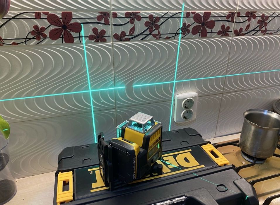 Nivela Laser Dewalt 2 Acumulatori 12V și 2 Ah,unghi 360 grade ,linii verzi