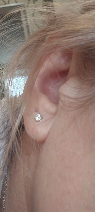 Золотой гвоздик с бриллиантами