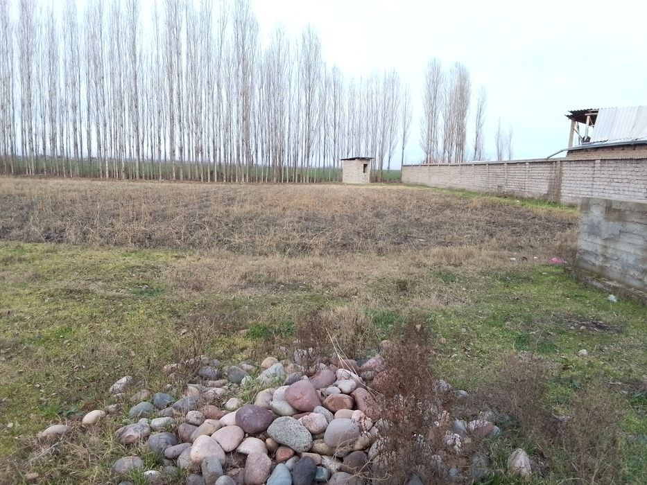 Участка сотилади. 11 соток. Хужжатлари бор. Тош.вил. Уртачирчиқ тум