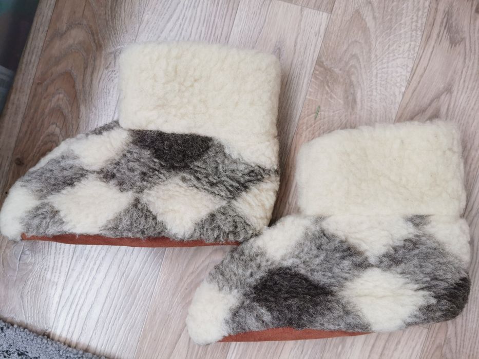 Totosi din blana si talpa piele, marime aprox. 37-40