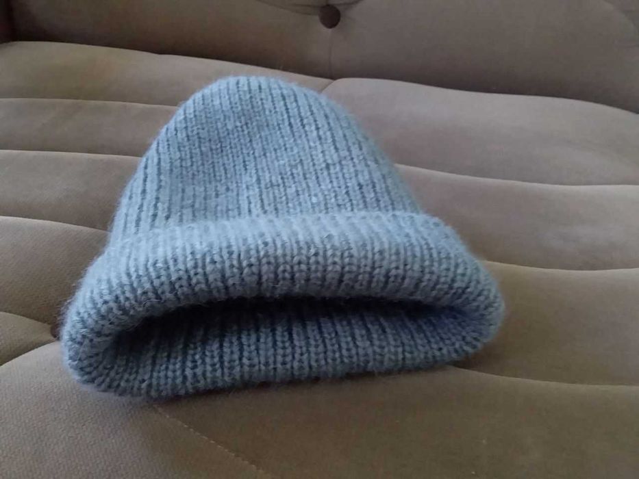 шапка женская и мужская вязанная на спицах