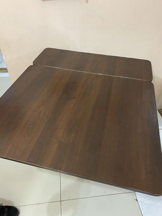 Раскладной стол темного дерева с металлическими ножками столик