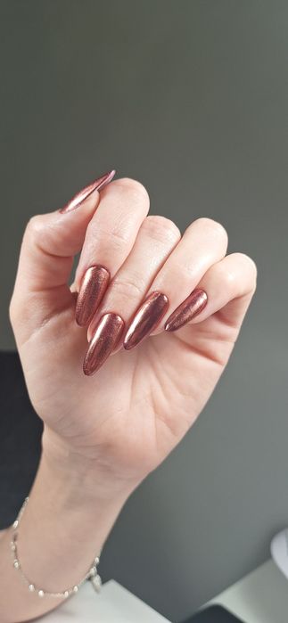 Realizez manichiură cu gel  si semi
Ofer manichiură profesiona