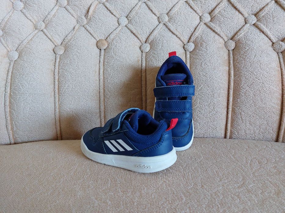 Продавам детски обувки Adidas