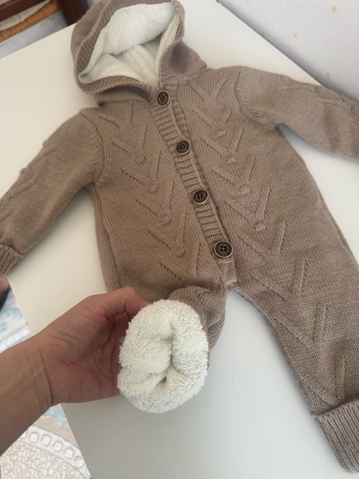 Комбинезон вязаный для малыша