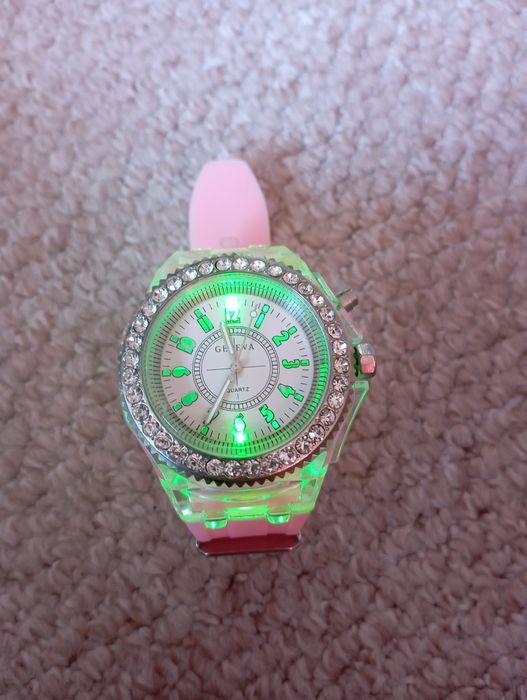 Продавам детски часовник с осветление