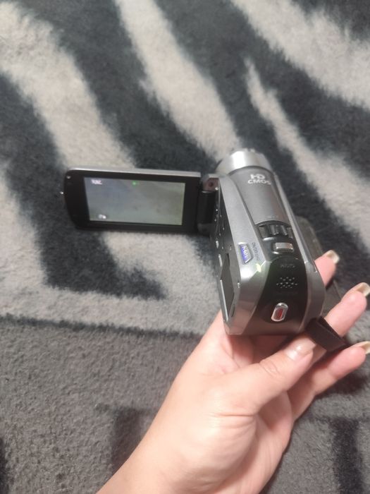 Продам видеокамеру Canon LEGRIA HF R205