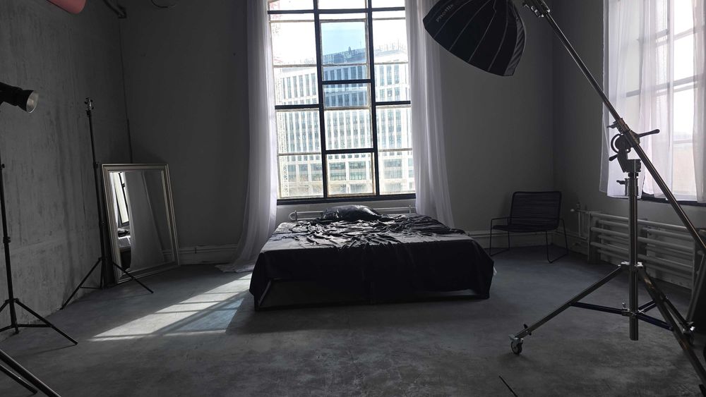 Colaborare spatiu studio foto Timpuri Noi, 80mp design industrial loft, chirie 700e luna devine 350e impartita la 2 fotografi