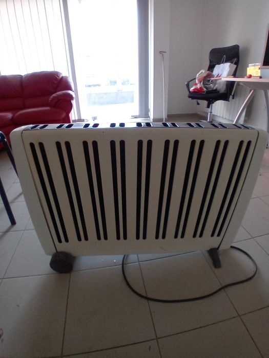 Продавам стол еко кожа