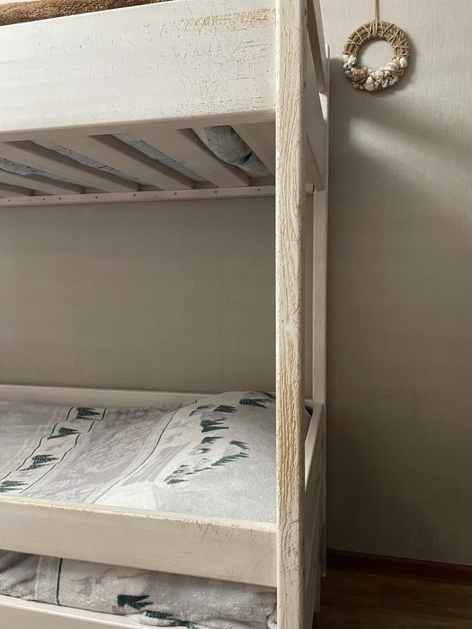 Продам кровать двухъярусную ( сосна)