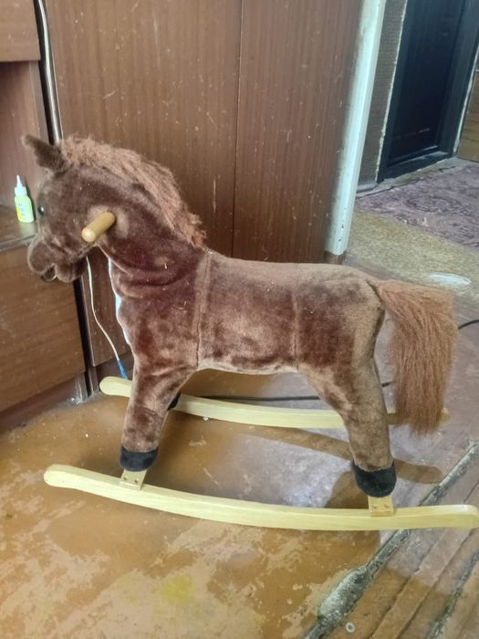 Продам лошадку качалку детскую