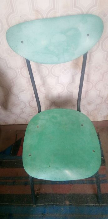 Пластмасови столове с метална конструкция