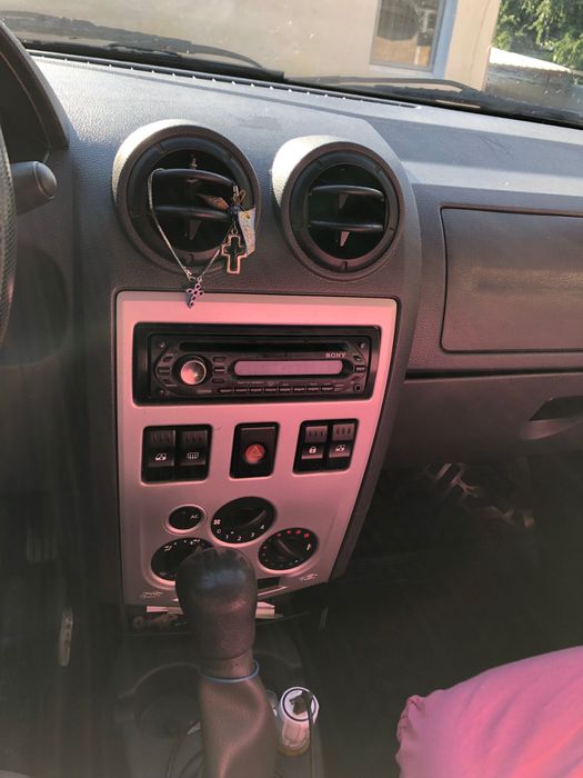 Mașina Dacia logan