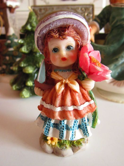 cadou inedit Fetita cu palarie miniatura vintage Germania impecabila