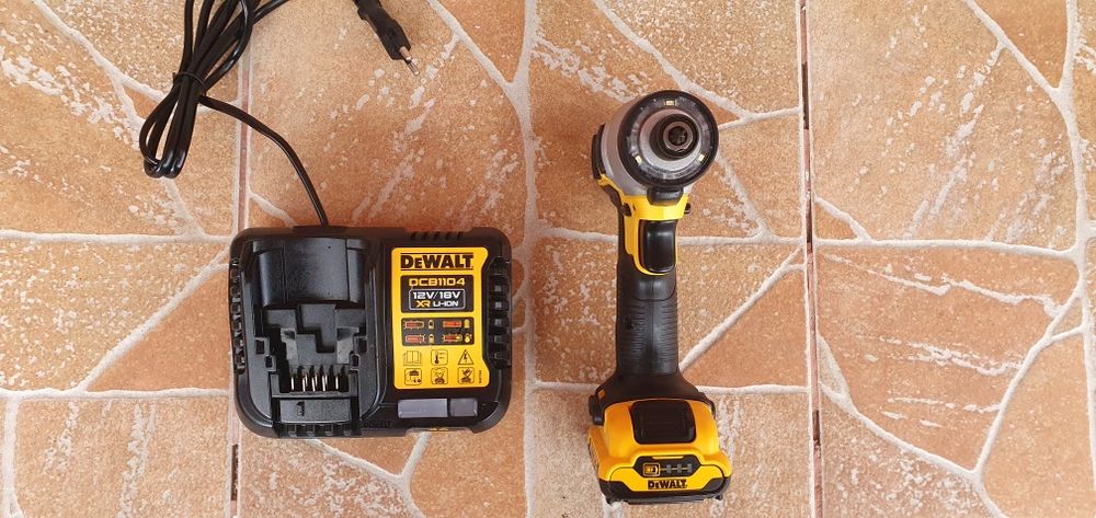 Masina  de înșurubat pe bateri dewalt. 12 V.
