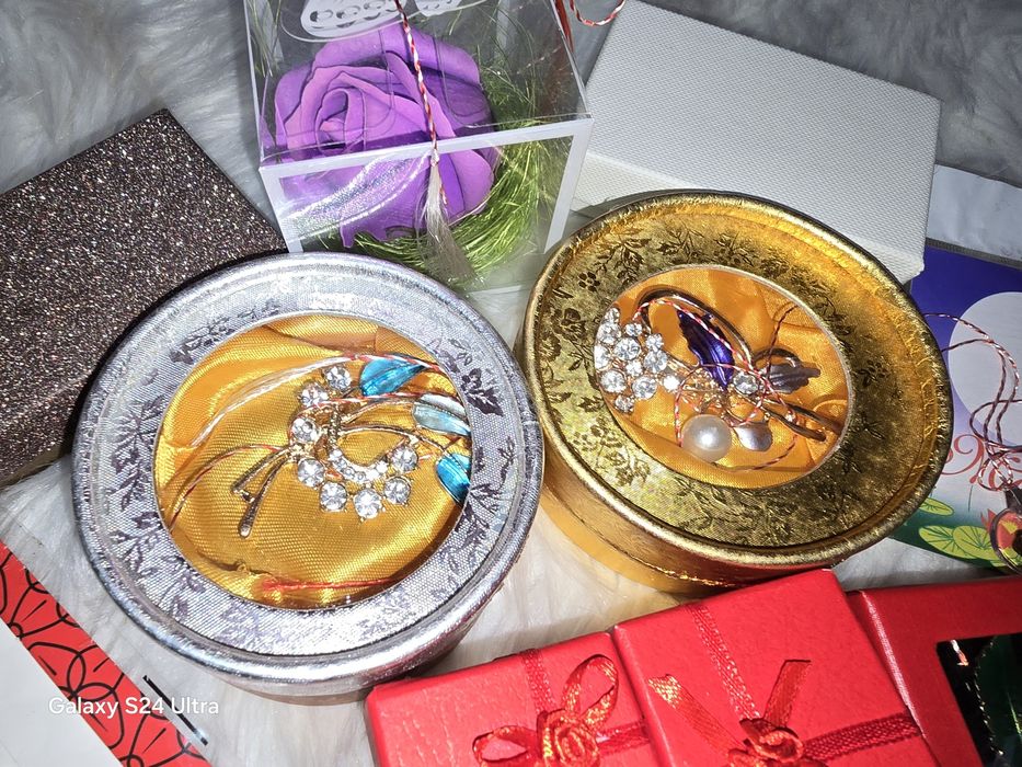 Mărțișoare, broșe