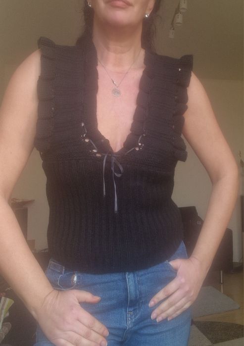 Top model tricotat negru, cu volane la umeri și gat