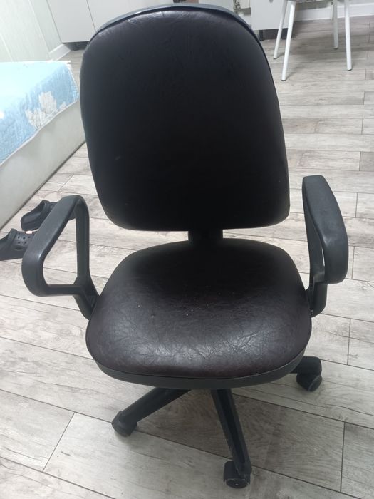 Стул офисный черный