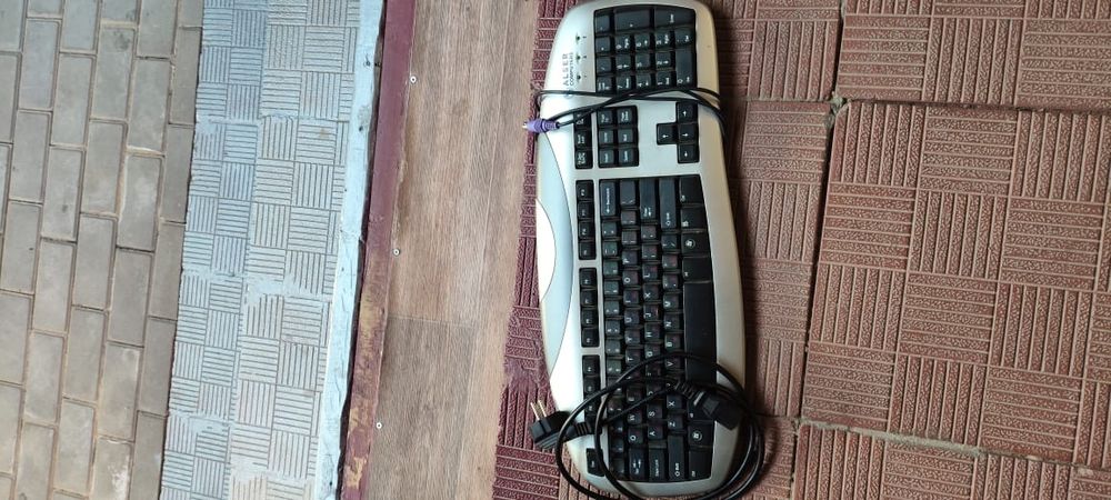 Монитор от компьютера и клавиатура