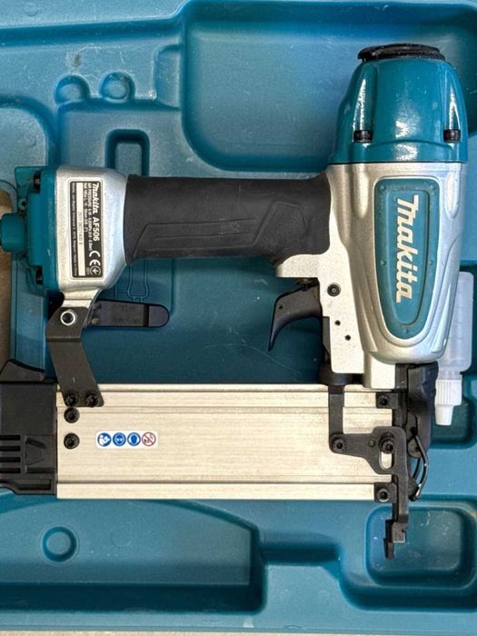 Pistol cuie pneumatic Makita AF506 18Ga 15-50mm, în valiză