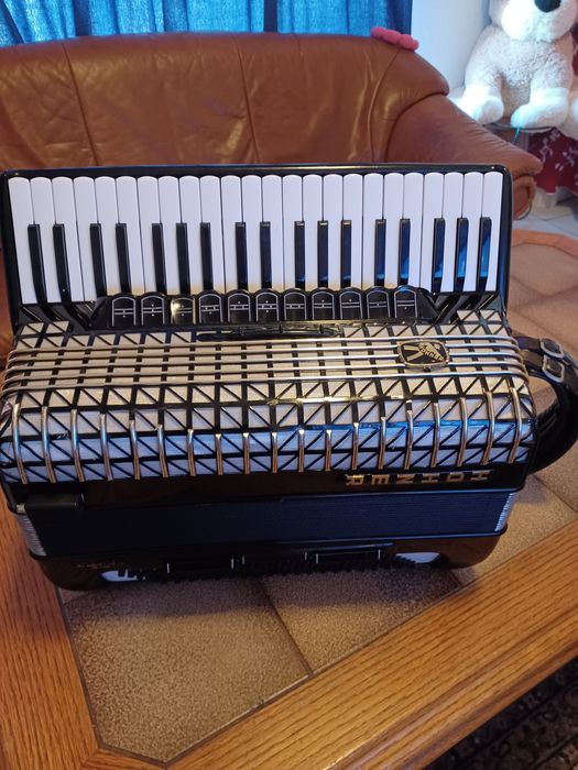 Vând acordeon hohner