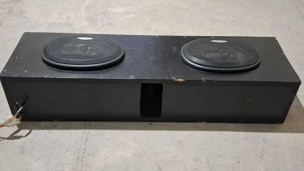 Продам короб с динамиками.