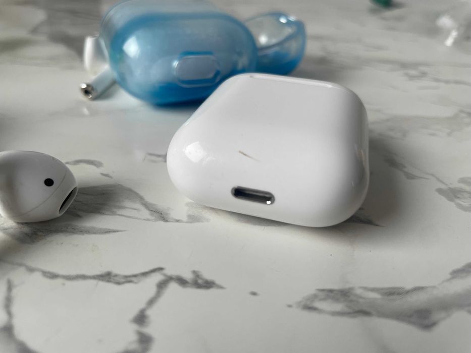 Оригинални Apple AirPods 2 (почистени) + 3 Кейса (2 светещи в тъмното)
