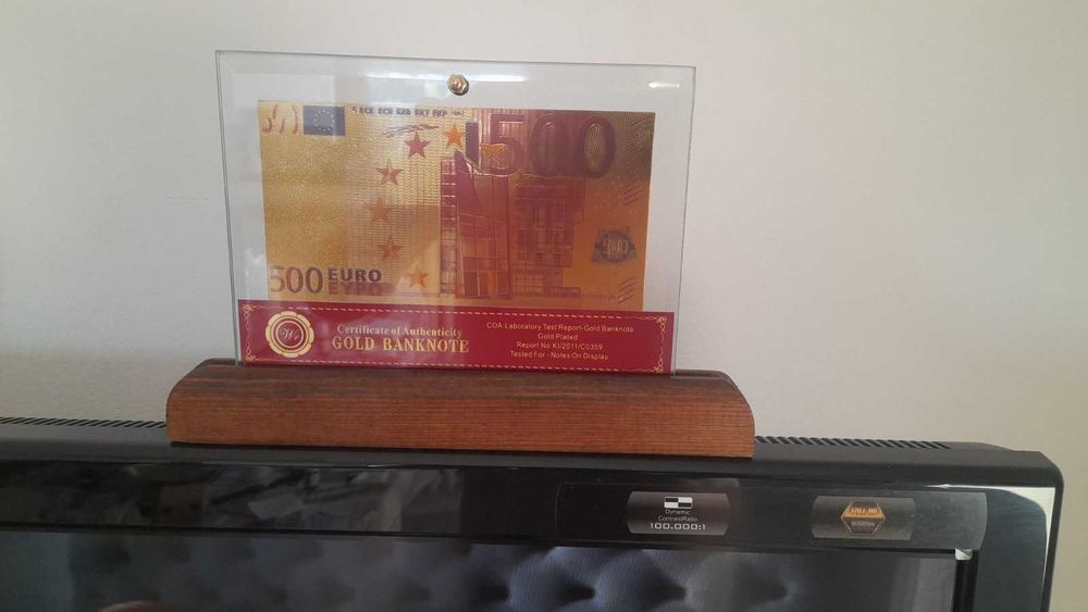 Сувенири в стъклена поставка