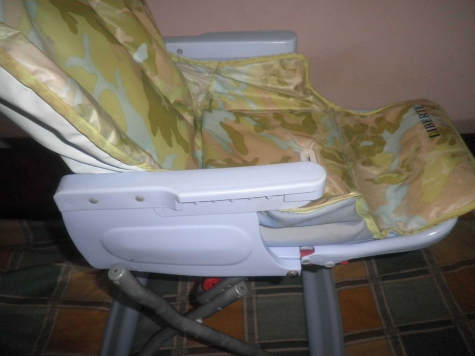 Продавам  детско  столче  .