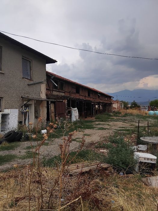 Продава конна база в с.Боровец общ.Кочериново