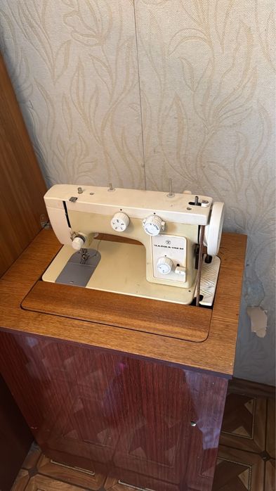 Продам швейную машинку