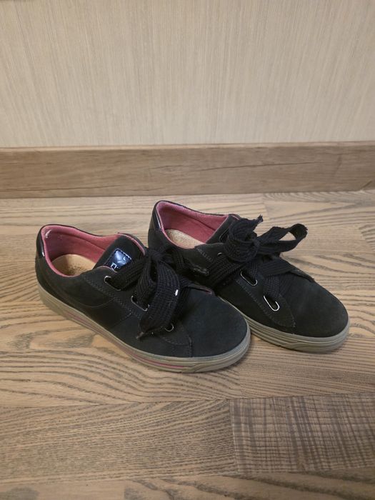 Продам кроссовки для девочки