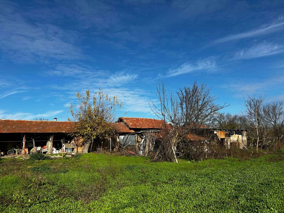 Продава се двоетажна къща в село Хотница