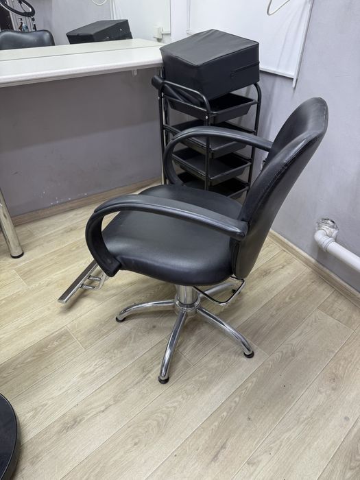 Продам кресло парикмахерское