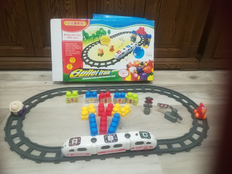 Огромна игра релси с влакче и конструктор