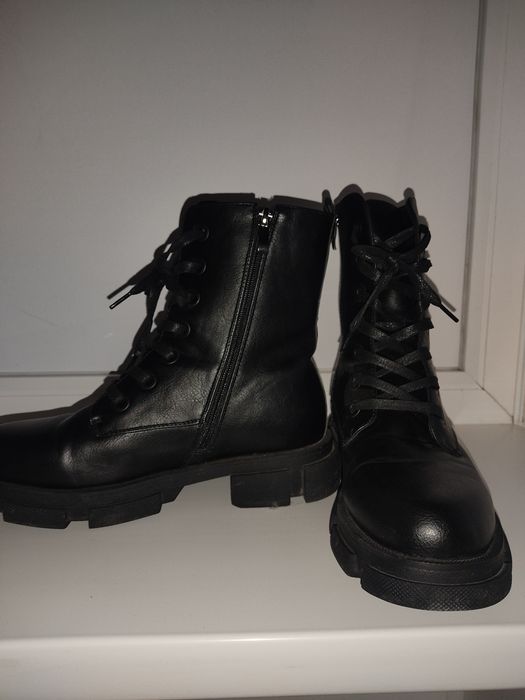 Продаю женские ботинки