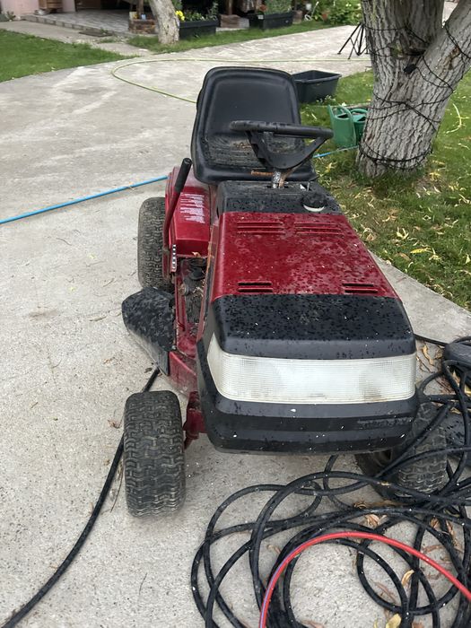 Tractoras tuns iarba murray
