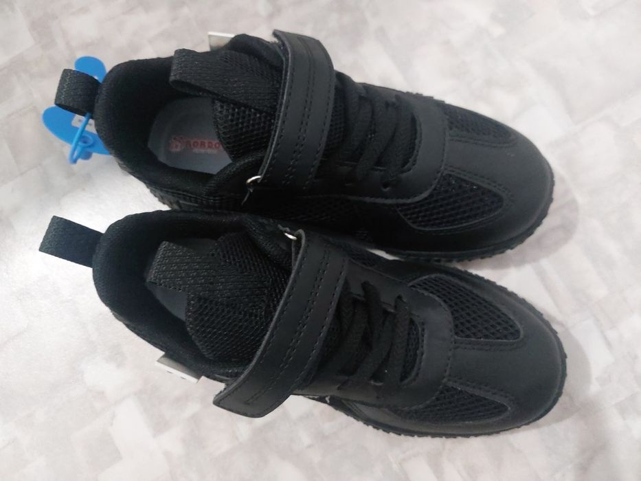 Продам детские кроссовки 33 размер