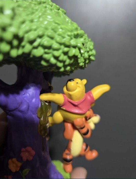Winnie the Pooh & Tigger in the honey tree
