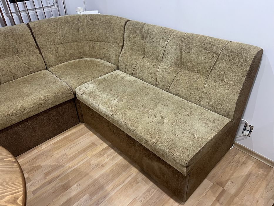 маса столове и диван за кухня