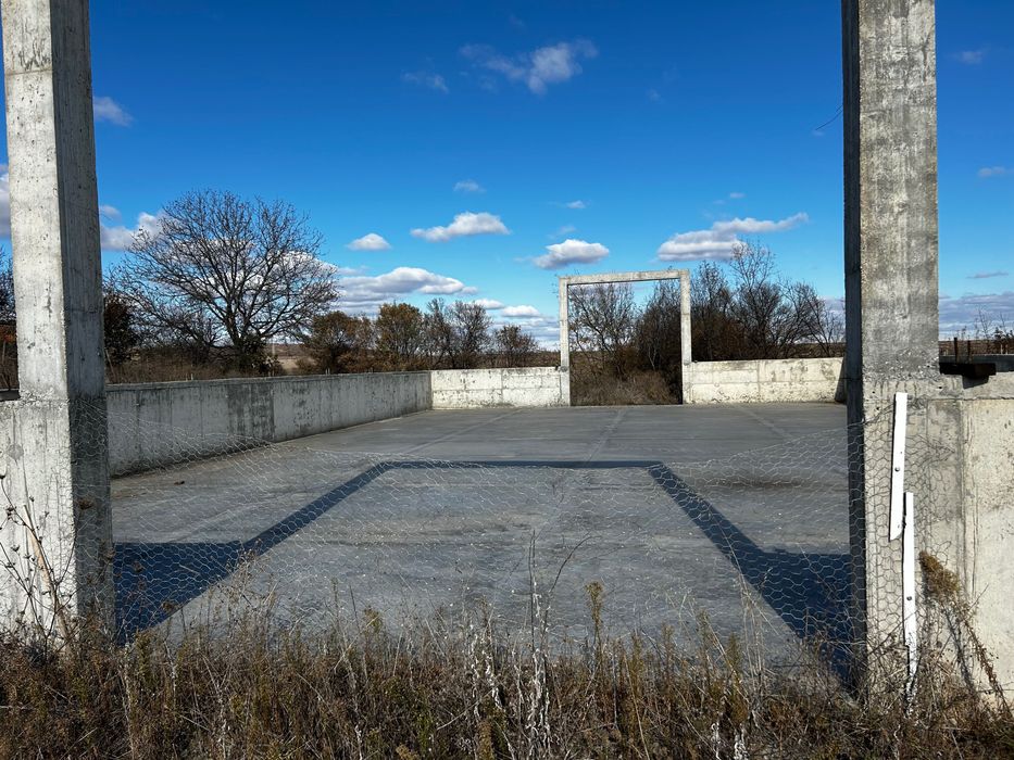 Дава се под наем Склад в с. Пясъчево, Област Хасково - 2150 кв.м за 71400 € - Снимка #1